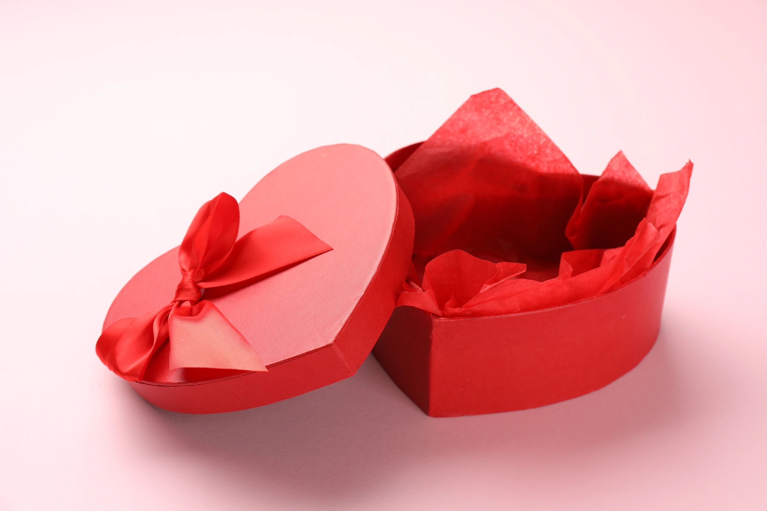 Heart-shaped candy gift box